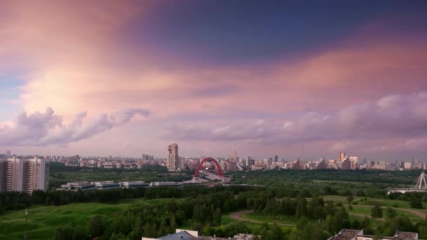 Caducidad del cielo al atardecer sobre la ciudad — Vídeos de Stock