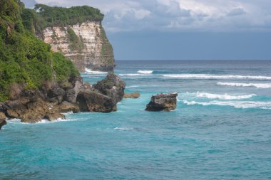 Güzel bir mavi okyanus manzarası.