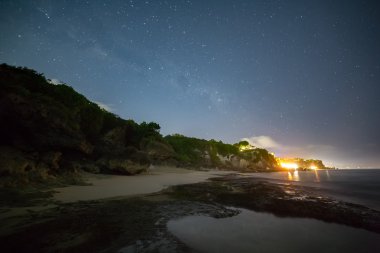 Samanyolu sahil üzerinde.