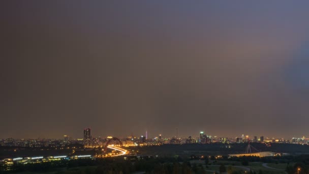Грозовые вспышки и молнии над городом — стоковое видео
