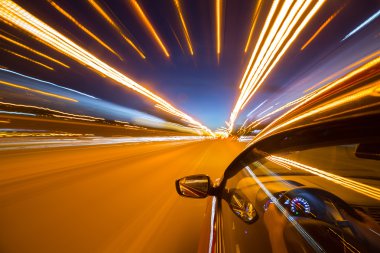 Geceleri araba taşır.