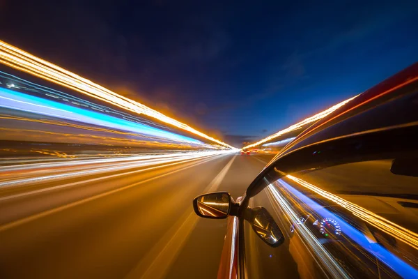 El coche se mueve por la noche . — Foto de Stock