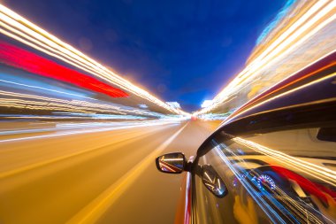 Geceleri araba taşır.