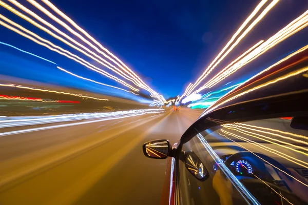 O carro move-se à noite . — Fotografia de Stock