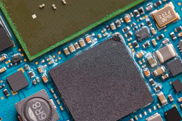 Chip de circuito electrónico en la placa de pcb — Foto de Stock