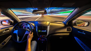 Gece yol görünümünden arabanın içinden