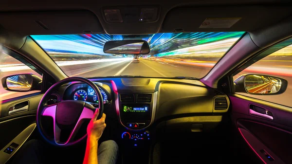 Estrada noturna vista de dentro do carro — Fotografia de Stock