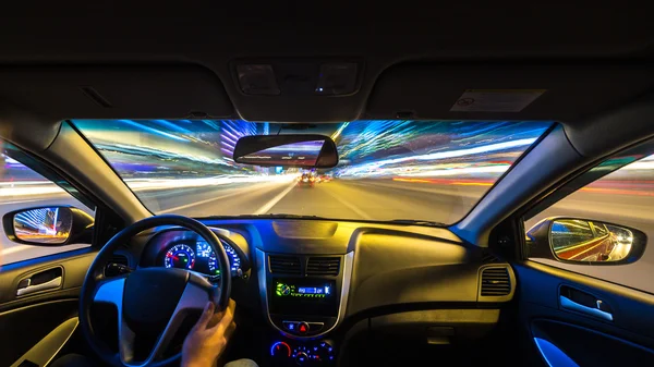 Vista nocturna del camino desde el interior del coche — Foto de Stock