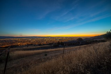 Gün batımında Mount Hamilton'dan gelen Silikon Vadisi'nin görünümü.