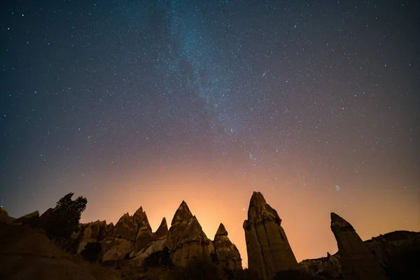 Fairy skorstenar under den stary natthimlen. — Stockfoto