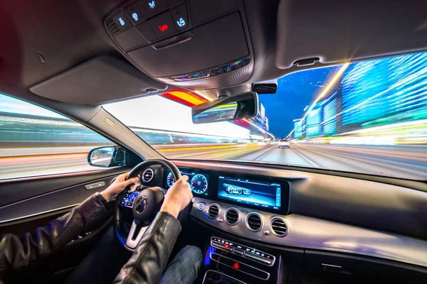 Скорость движения автомобиля вид из салона Стоковое Фото