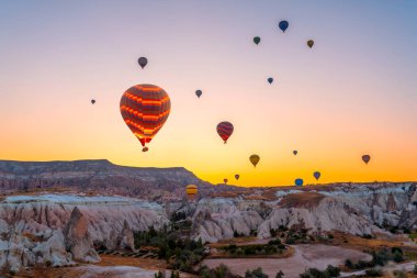 Kapadokya 'da gün doğumunda balonlar...