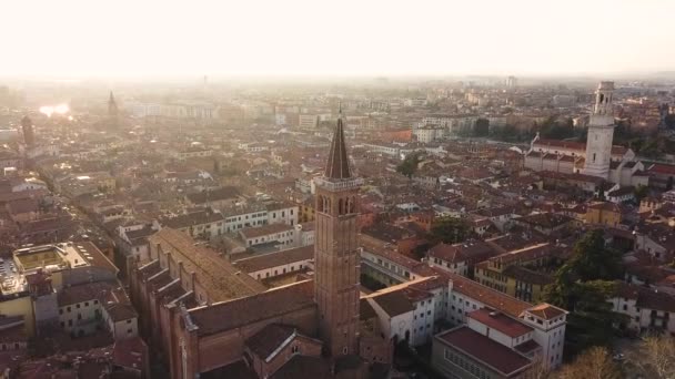 Vista aérea da famosa cidade turística Verona, na Itália, ao pôr do sol. — Vídeo de Stock