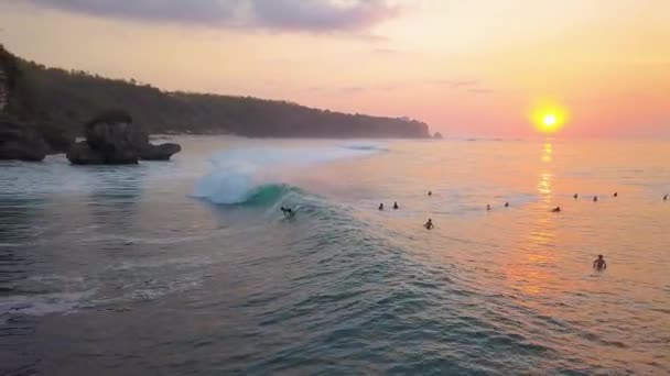 Vista aérea de um surfista montando uma onda — Vídeo de Stock