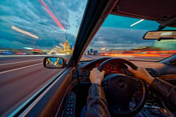 Скорость движения автомобиля вид из салона Стоковое Фото