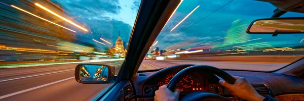 İçeriden hızlı hareket eden araç görüntüsü