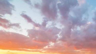 Kırmızı mor bulutlu manzara zaman aşımı arkaplanı