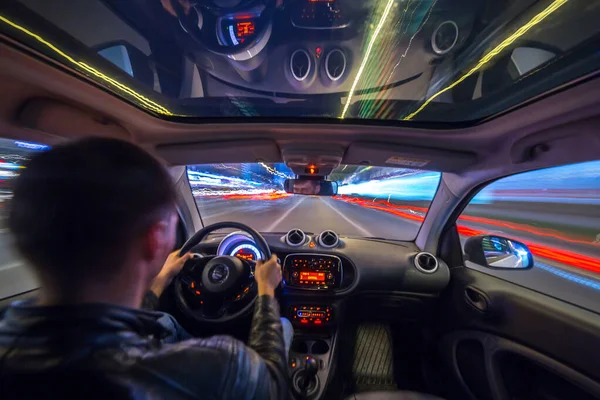 Vista nocturna de la ciudad desde el interior del coche — Foto de Stock