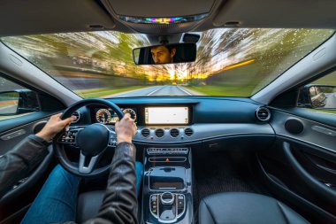 İçeriden hızlı hareket eden araç görüntüsü