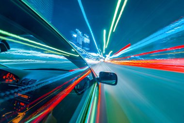 Bir gece şehrinde hareket eden Yan Araba görüntüsü