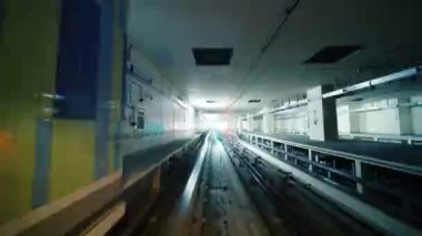 Hızlı yeraltı treni tünelde ilerliyor.