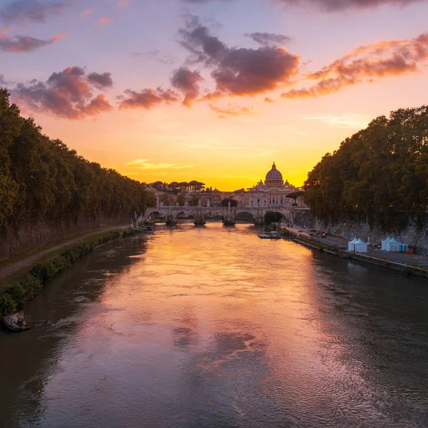 Vista al atardecer de la Basílica de San Pedro, puente de Sant Angelo en Roma. Italia. — Foto de Stock