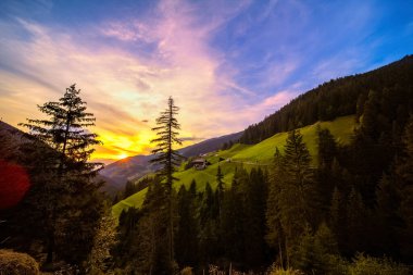 Fantastik gün batımı manzarası, dağlık arazi ve yüksek dağlar