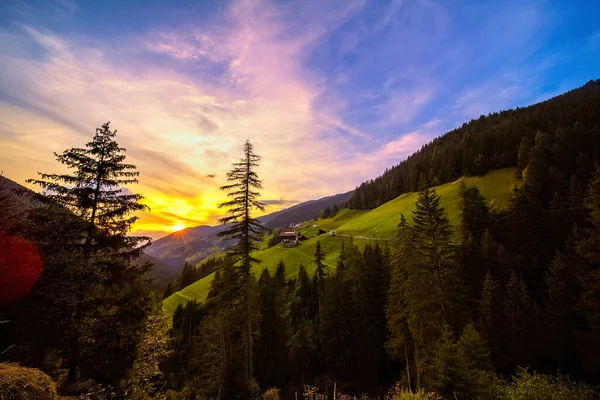 Fantástica paisagem do pôr do sol, montanhas alpinas e altas — Fotografia de Stock