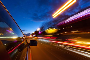 Şehirde araba sürüş