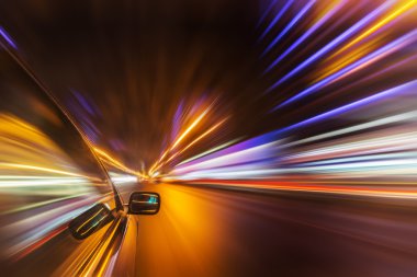 Gece şehir sürücü araba ile