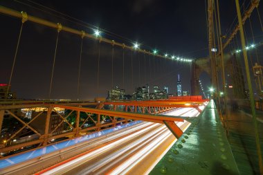 Gece araba trafik Brooklyn Köprüsü üzerinde