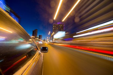 Gece şehir sürücü araba ile