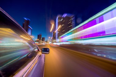Gece şehir sürücü araba ile