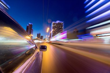 Gece şehir sürücü araba ile