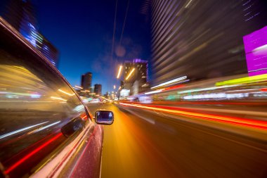 Gece şehir sürücü araba ile