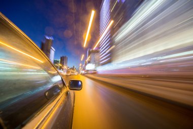 Gece şehir sürücü araba ile