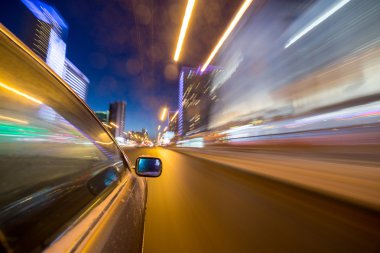 Gece şehir sürücü araba ile