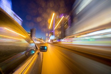 Gece şehir sürücü araba ile