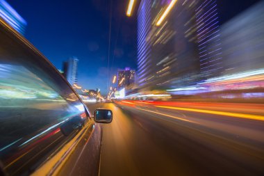 Gece şehir sürücü araba ile