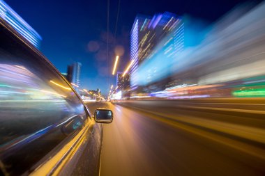 Gece şehir sürücü araba ile