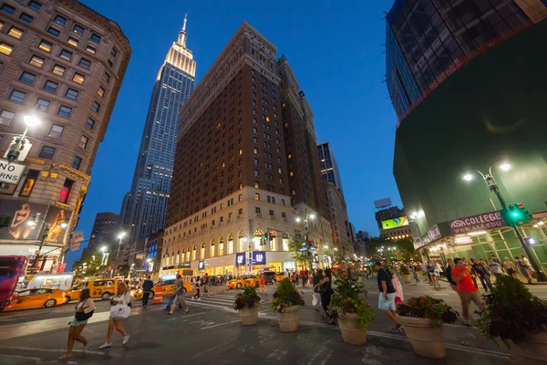 Nowy Jork, Usa - zm. 25 sierpnia 2014: Żółty nowojorskiej taksówki Przełęcz Wrona — Zdjęcie stockowe