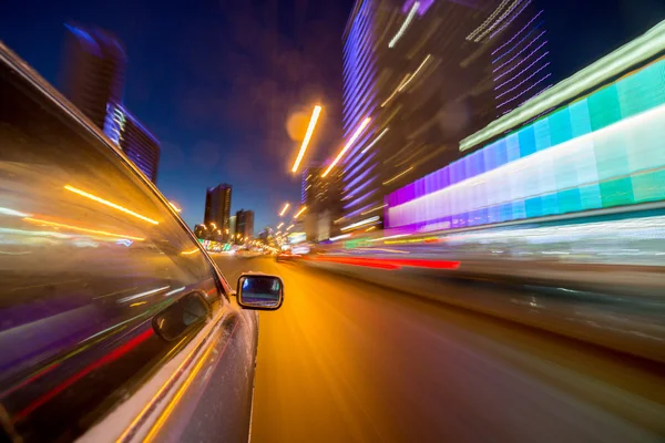 Cidade noturna de carro — Fotografia de Stock