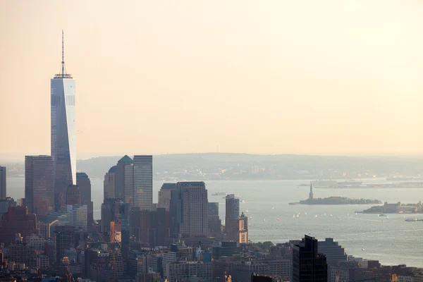 Výhled na mrakodrap One World Trade Center na Manhattanu dolů — Stock fotografie