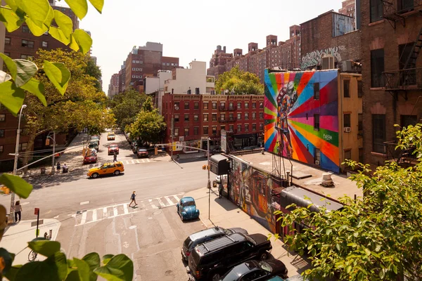 New York City - 14. července: Nástěnné malby A umělec brazilská umělkyně Kobr — Stock fotografie