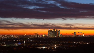 Sabah güneş ışınlarının içinde Moskova gökdelenler