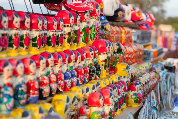 Bonecas de nidificação russas coloridas matreshka no mercado . — Fotografia de Stock