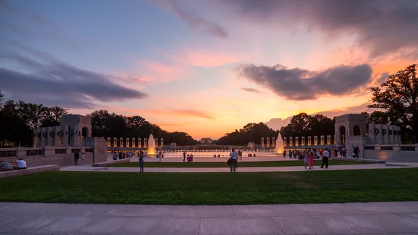 2014 年 4 月 20 日、ワシントン、ナショナル ・ モールで画期的な第二次世界大戦記念噴水 — ストック写真