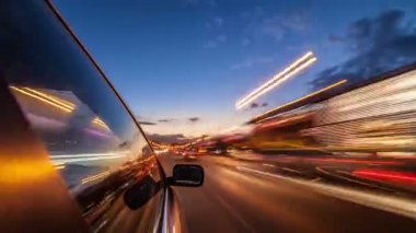 Moskova şehir sokakları, otomobillerin trafik timelapse hyperlapse gece sürücü