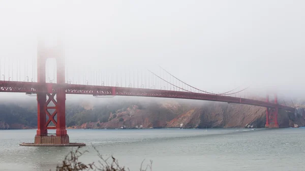 霧の中で、サンフランシスコのゴールデン ゲート ブリッジの塔. — ストック写真