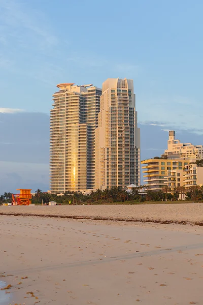 Salida del sol Vista de las torres de condominios y la playa en South Beach — Foto de Stock